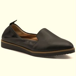 Women’s 7.5 Medium Adrienne Vittadini Black Pointed Toe Loafers